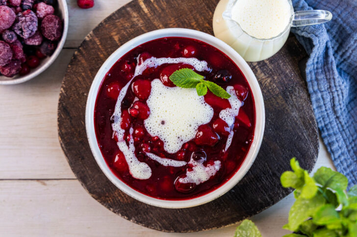 Rote Grütze mit Vanillesoße top-down