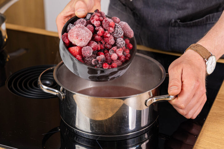 TK-Beeren zum Saft in den Topf geben