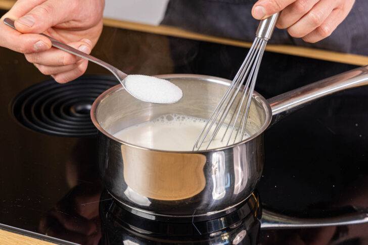 Zucker zur Milch geben