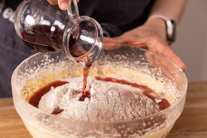 Rotwein dazugeben
