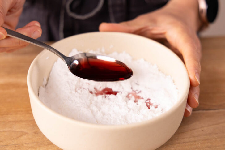 Rotwein zu Puderzucker geben