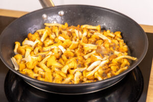 Pilze in der Pfanne anbraten
