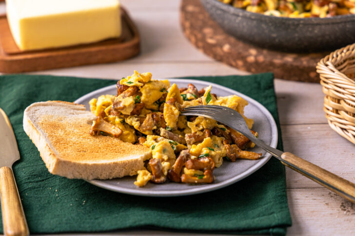 Rührei mit Pfifferlingen und Toast