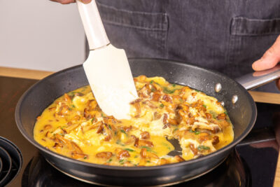 Rührei mit Pfifferlingen verrühren