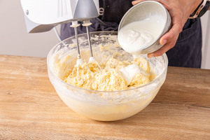 Joghurt zum Teig geben