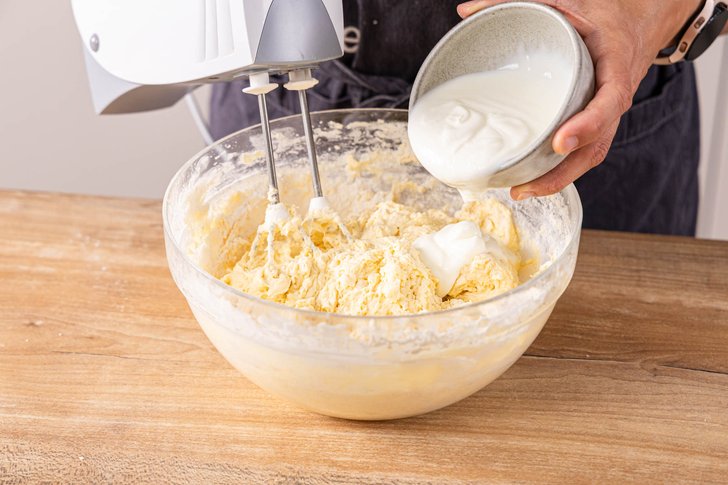 Joghurt zum Teig geben