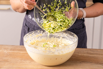 Zucchiniraspel zum Teig geben
