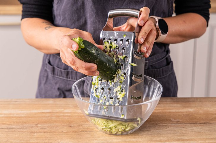 Zucchini reiben