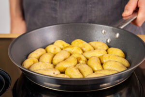 Kartoffeln mit der Unterseite zuerst anbraten