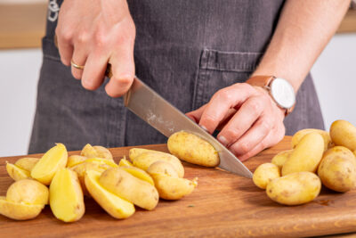 gekochte Kartoffeln halbieren