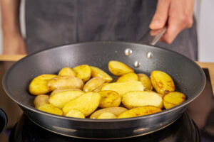 Salbei.-Kartoffeln in der Pfanne schwenken
