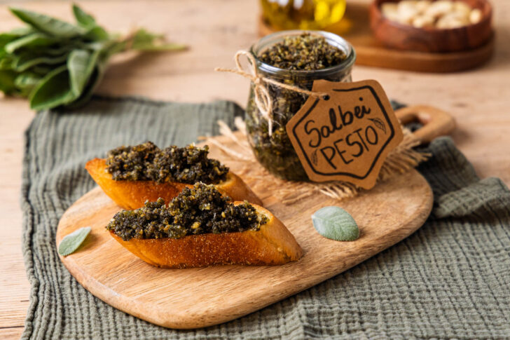Salbeipesto auf Baguette