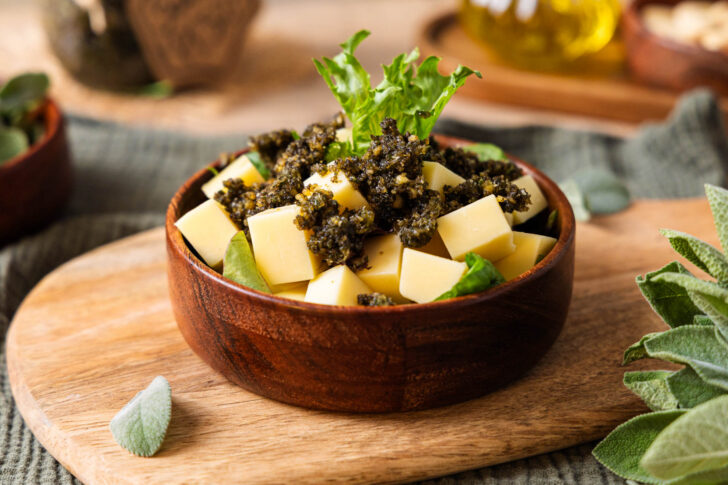 Salbeipesto mit Käsewürfeln