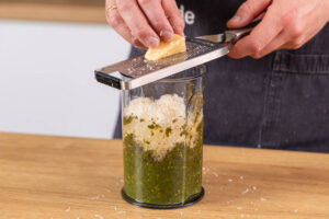 Parmesan zum Salbeipesto reiben