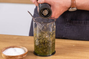 Salbeipesto würzen