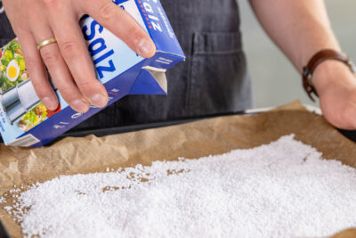 Backblech mit Salz bedecken