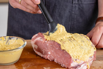 Schweinenacken mit Knoblauch-Senf-Marinade einreiben