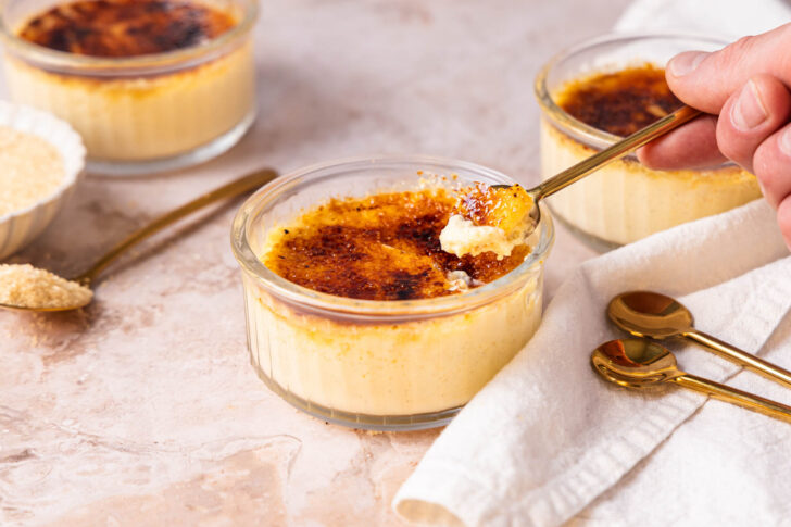 Schnelle Crème brûlée im Glas anlöffeln