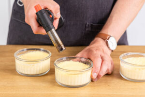 Kondenswasser von Crème brûlée mit Flambierer verdampfen