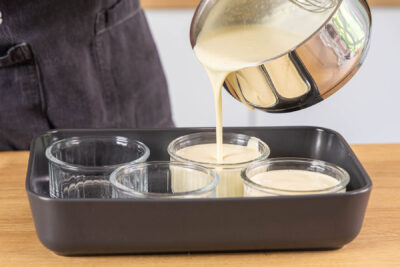 Crème brûlée in Gläser füllen