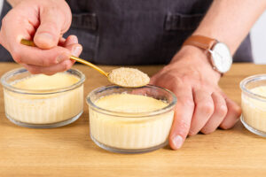 Zucker auf schnelle Crème brûlée im Glas geben