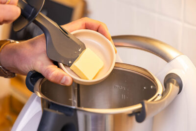 Butter in den Mixtopf geben