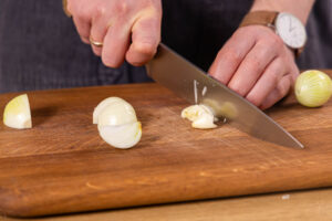 Zwiebel und Knoblauch schneiden