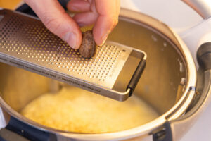 Muskatnuss zur Selleriesuppe in den Thermomix® reiben