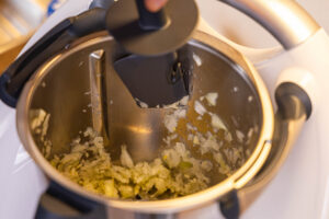 Zwiebel und Knoblauch runter schieben