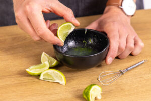 Limettensaft auspressen