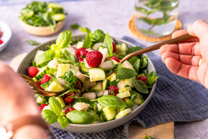 Sommersalat servieren