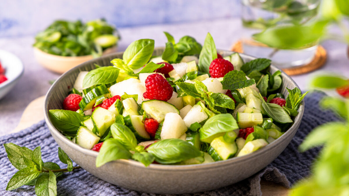 Sommersalat mit Melone, Gurke und Himbeeren