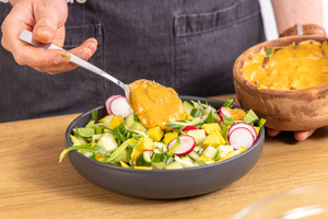 Thailändischen Mango-Gurkensalat mit dem Dressing vermengen