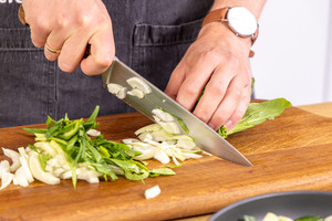 Pak Choi in Streifen schneiden
