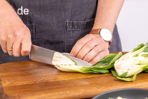 Pak Choi Strunk heraus schneiden