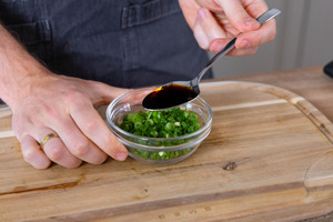 Sojasauce und Öl zu Dressing geben