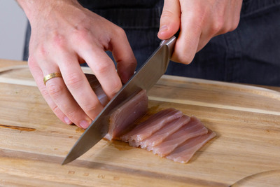 Thunfisch in feine Tranchen schneiden
