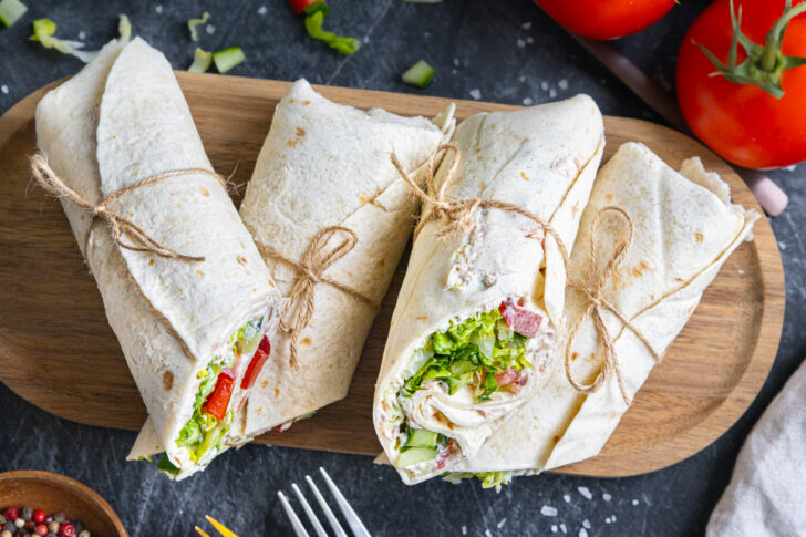 Thunfisch-Wraps mit Salat und Gurke topdown
