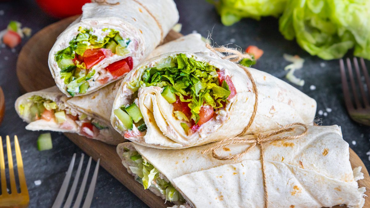 Klassische Thunfisch-Wraps mit Salat und Gurke
