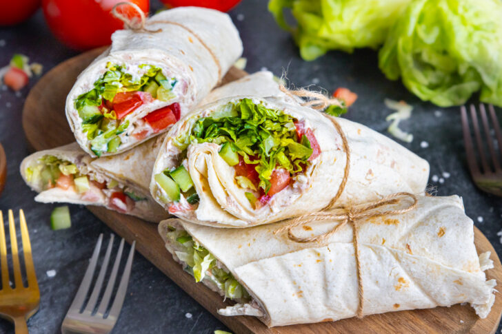 Thunfisch-Wraps mit Salat und Gurke