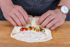 Thunfisch-Wraps mit Salat und Gurke aufrollen