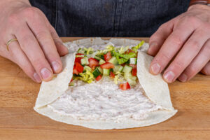 Thunfisch-Wraps mit Salat und Gurke falten