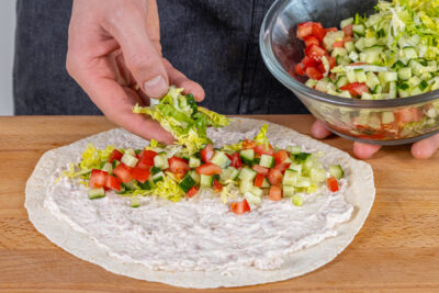 Thunfisch-Wraps mit Salat und Gurke füllen