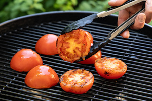 Tomaten auf dem Grill wenden