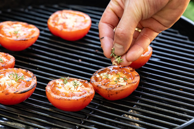 Gegrillte Tomaten würzen