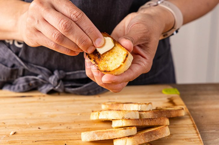 geröstete Brotscheiben mit Knoblauch einreiben