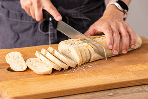 Ciabatta in Scheiben schneiden