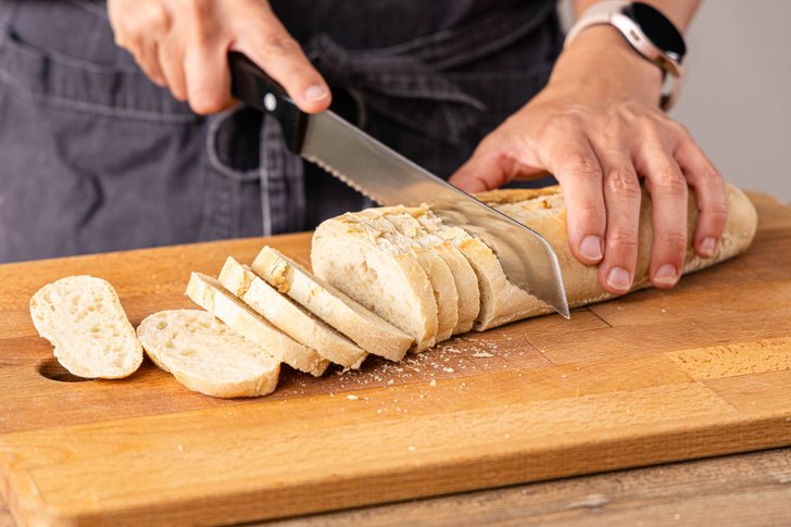 Ciabatta in Scheiben schneiden