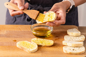 Brotscheiben mit Öl bestreichen