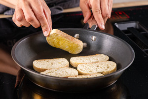 Brot mit Ölseite in Pfanne legen